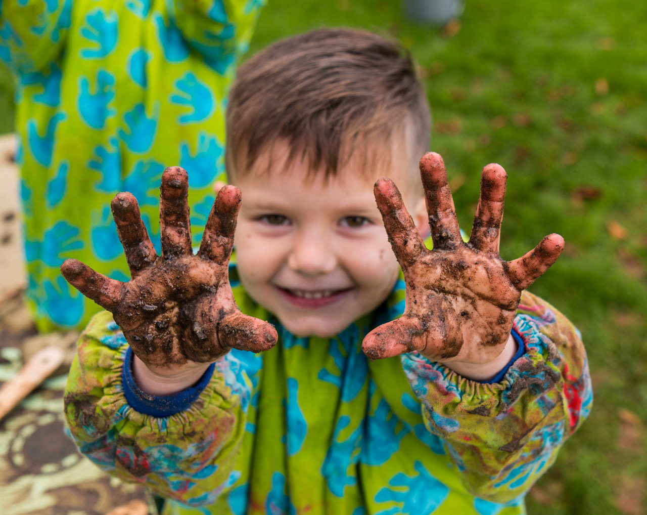 mud-kitchen-muddy-hands-school-grass-03.jpg